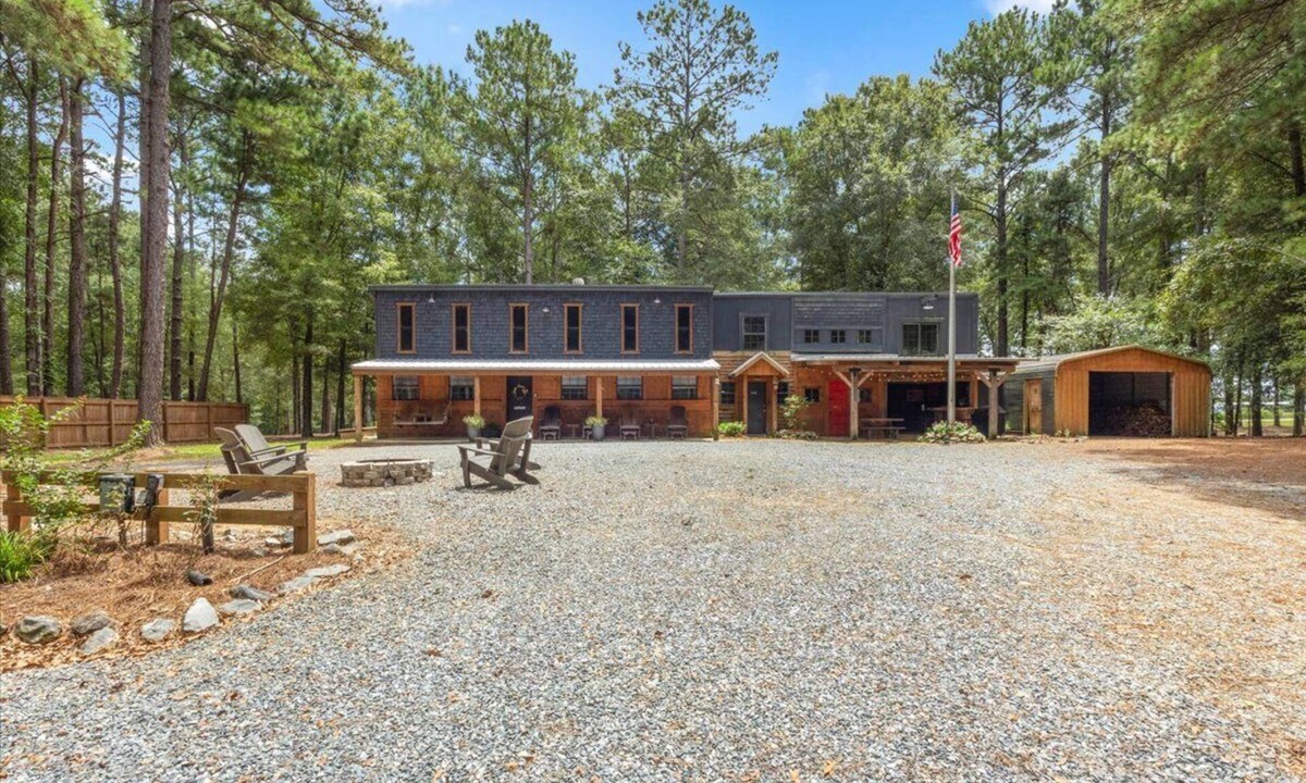 Marshallville House | Clean, comfortable, and overlooking a pond with a fountain, our Barndo is perfect for Fairgrounds events, family getaways, and work stays. Just 10 minutes from Perry, with a fully stocked kitchen, coffee station, and outdoor kitchen.