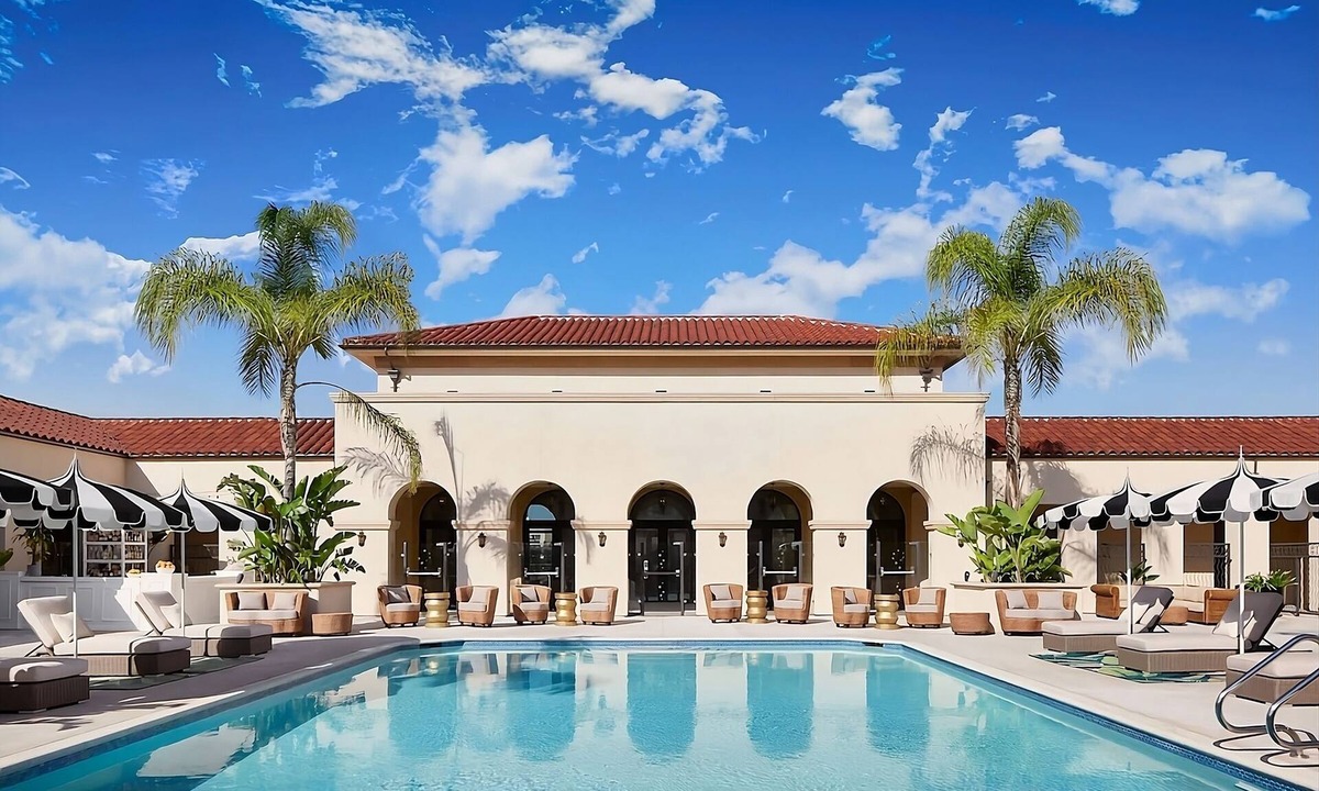 Pasadena Hotel | Comfort & Convenience! 2 Relaxing Units! Parking, Pool, Courtyard, Pets Allowed!