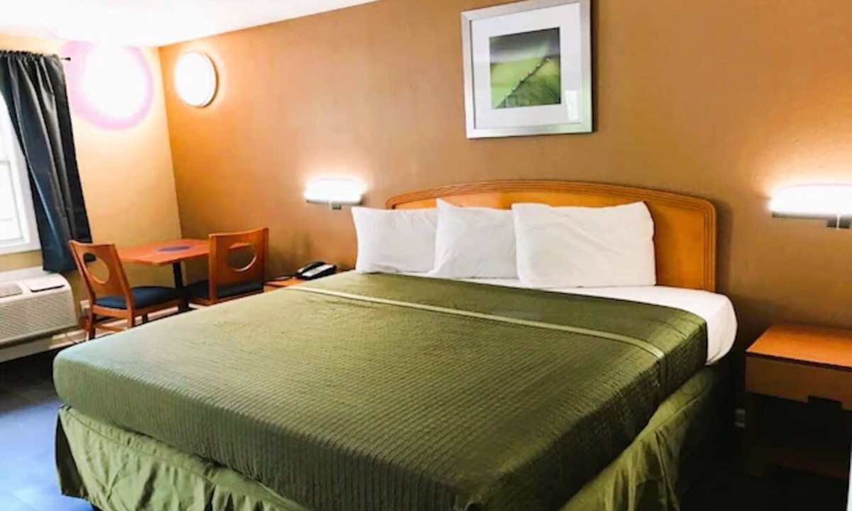Governor's Walk Hotel | Comfortable Room near Tallahassee Downtown Market & Attractions | Free Parking