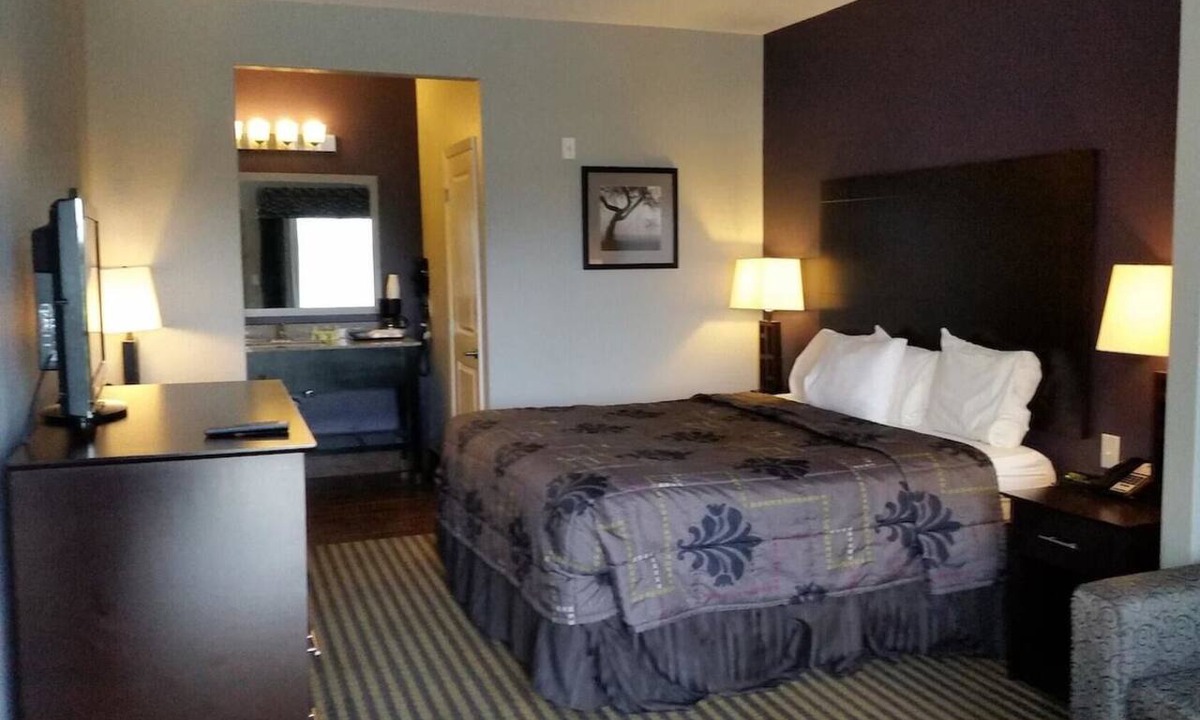 Beeville Hotel | Comfortable Studio Perfect for Pet Lovers Visiting Beeville Attractions