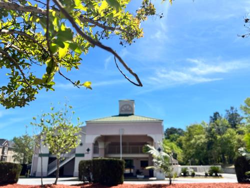 Gracewood Hostel | Country Hearth Inn & Suites Augusta