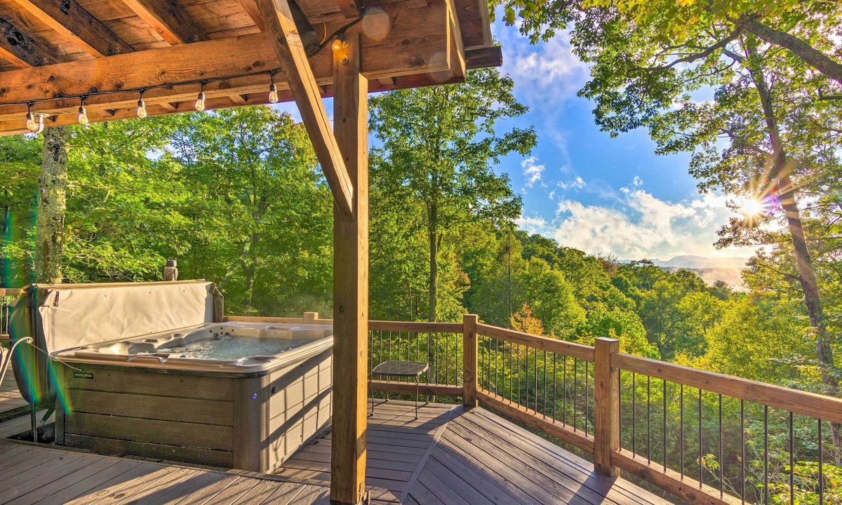 Brevard Cabin | Couples’ Treehouse Retreat w/Hot Tub & Views