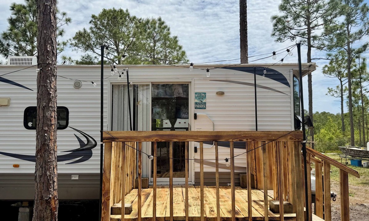 Hampstead House | Cozy camper in charming Hampstead just 5 miles from Topsail Island