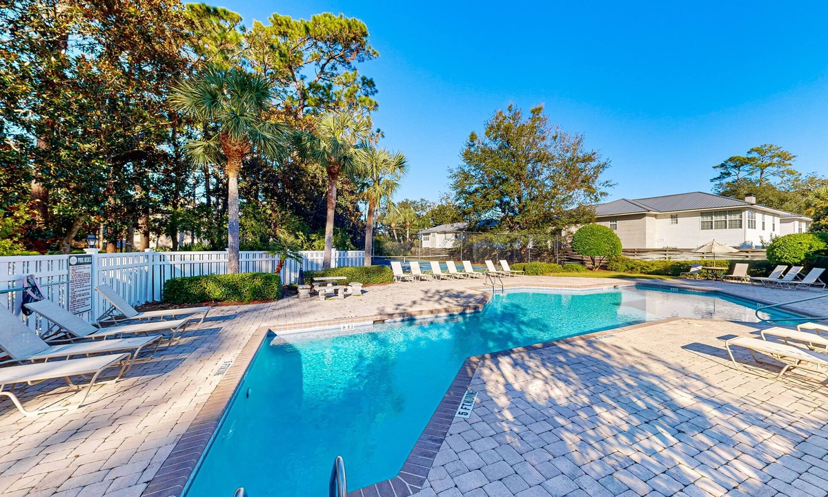 Saint Simons Heights Condo | Cozy condo with sunroom, pool, tennis & modern kitchen near beaches & dining