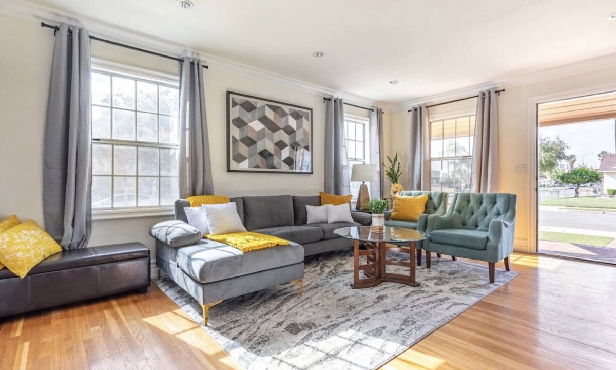 Northwest Anaheim House | Cozy Dog-friendly Living Space - close by Knott’s, Porto’s, Disney