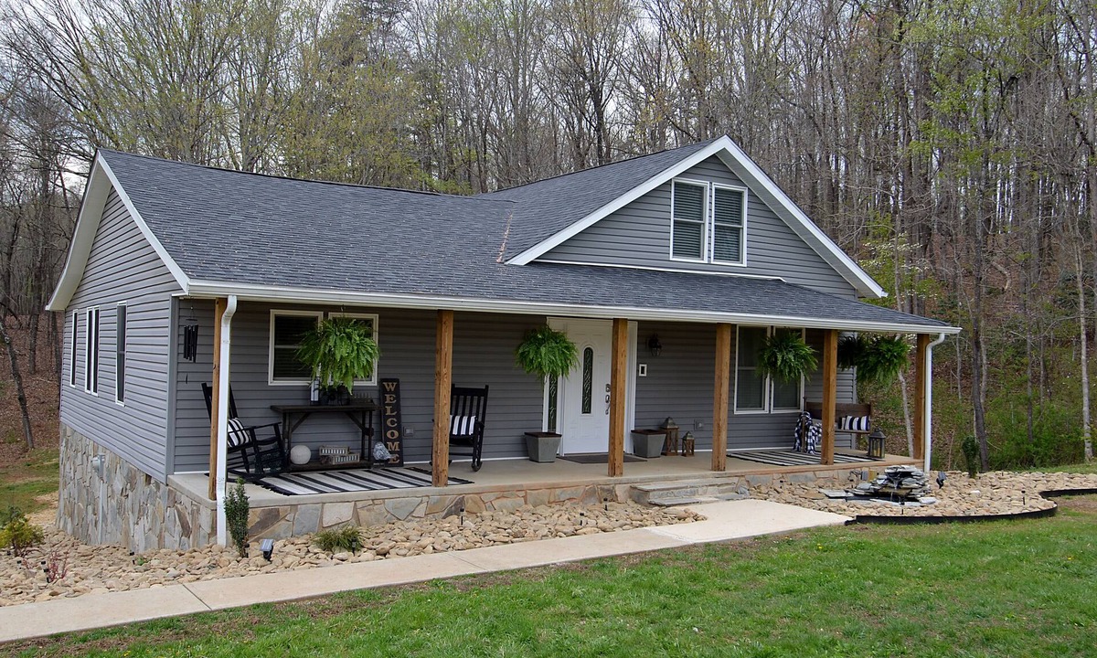 Marion House | Cozy farmhouse! Pool table, fire pit, minutes to Lake James, downtown Marion!