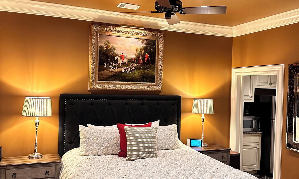 North Brookhaven House | Cozy Luxury getaway King bedroom