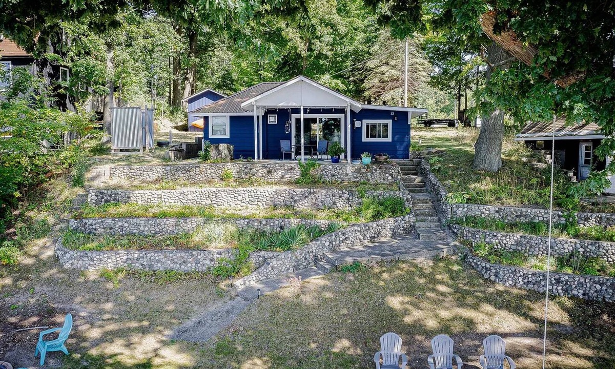 Pentwater Cottage | Cozy Retro Lakefront Cottage near Lake Michigan