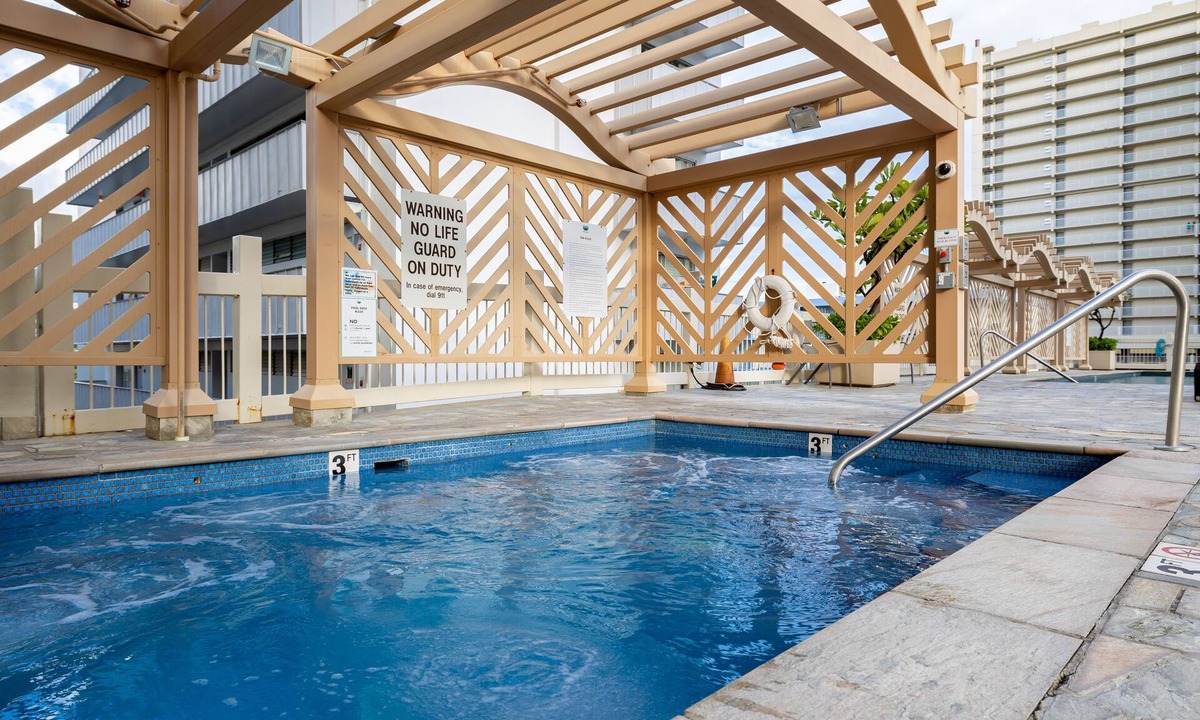 McCully - Moiliili Apartment | Cozy Studio Near Mall & Waikiki Beach!