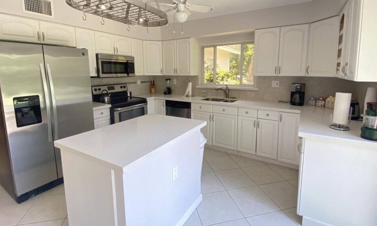 Boca Raton Cottage | Darling Cottage in East Boca close to beach, restaurants, and shopping