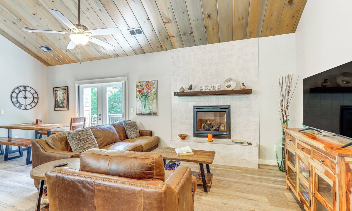 Tarheel House | Deck, Fire Pit & Fireplace: Murphy Forest Retreat