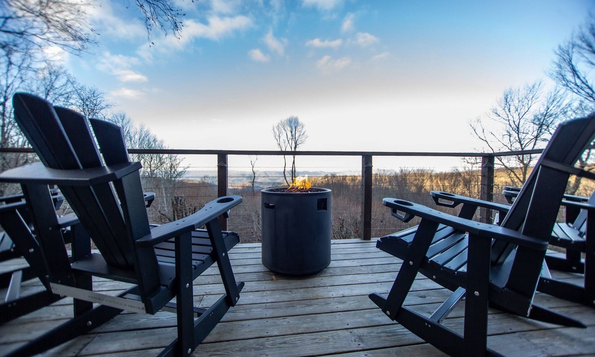 Beech Mountain Ski Chalet | Designer Mountain Retreat with Hot Tub + Views - Walk to Trails - AC