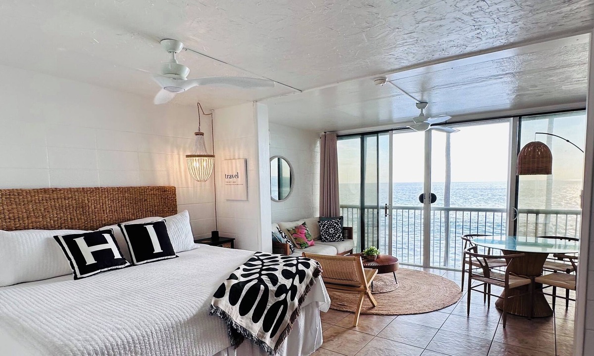 Kahaluu Bay Condo | DIRECT OCEANFRONT SUNSETScrashing waves!Newly remodeled! AUG specials inquire!