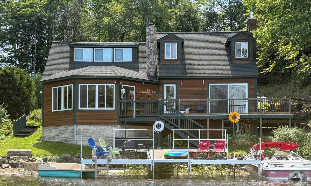 Dryden House | Dock & Views! Lakeside Family Escape in Wilton