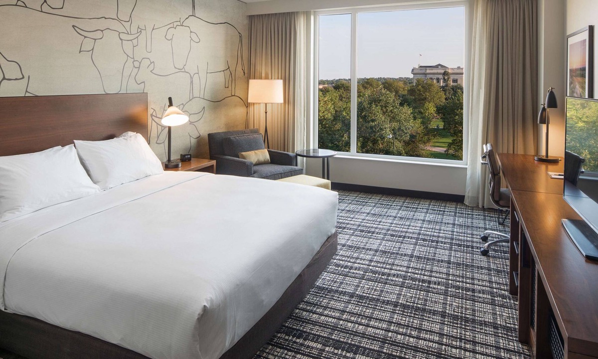 Greeley Hotel | DoubleTree by Hilton Greeley at Lincoln Park