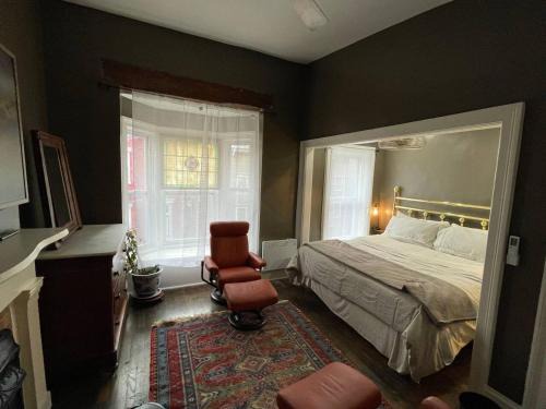Albany House | Downtown 3BR duplex full kitchen parking off i-787
