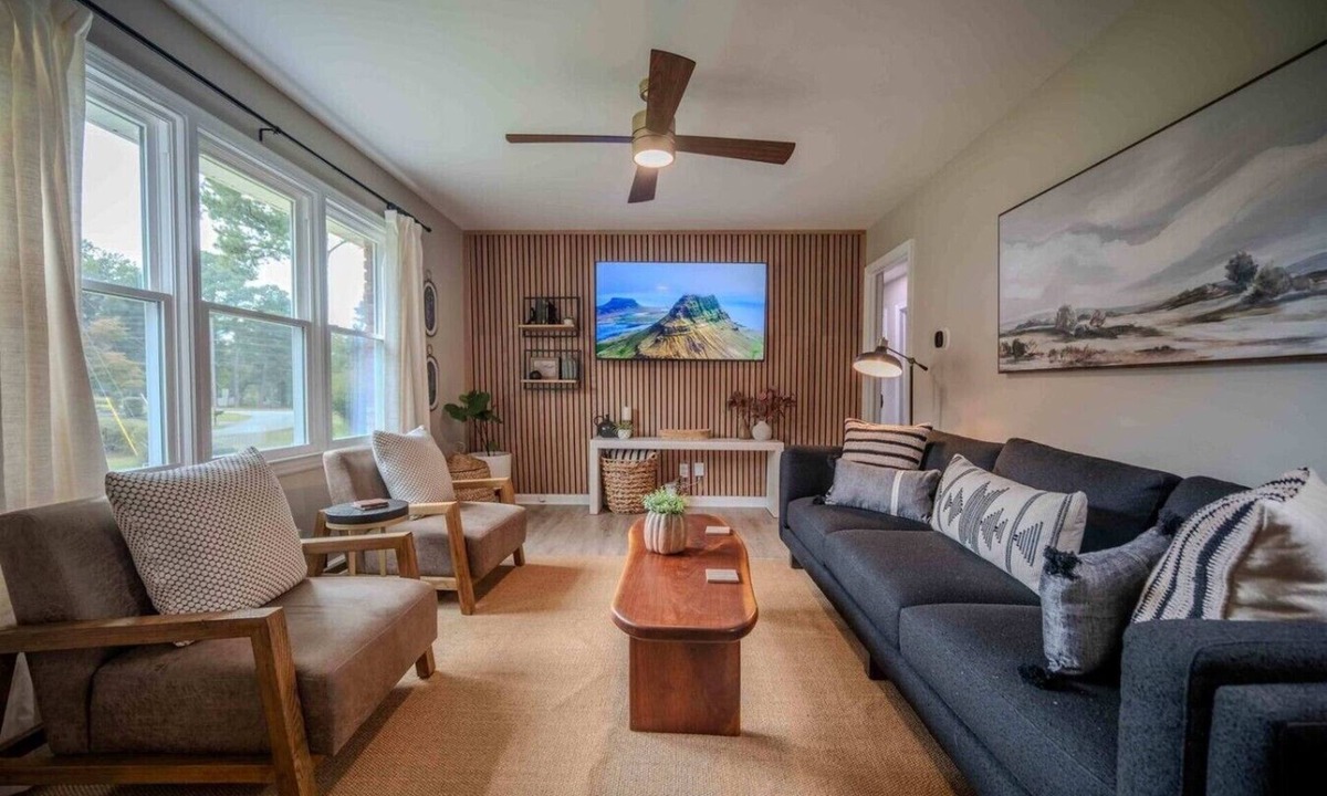 Acworth House | Downtown Dugout: Pool Table, Patio & Near Acworth!