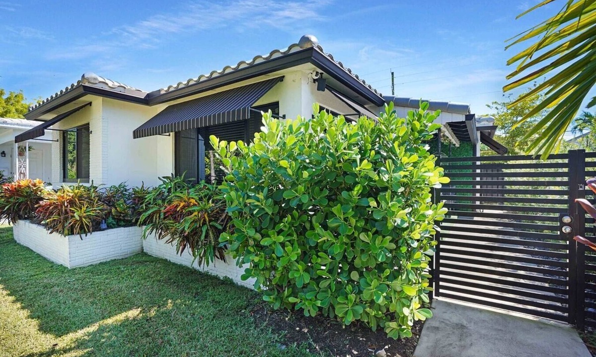 Downtown Hollywood House | Downtown HWD Golf Retreat | Backyard + Near Beach