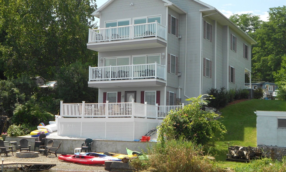 Town of Torrey House | Dreaming a View - Tranquil Retreat on Seneca Lake - Sleeps 12
