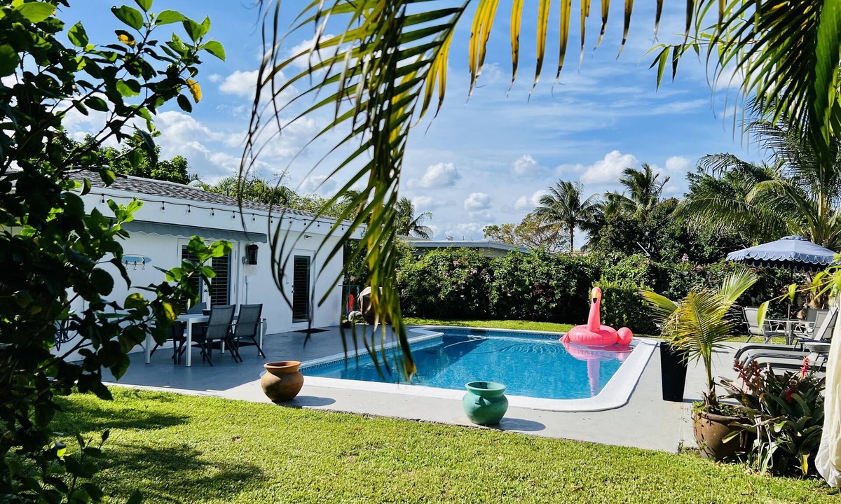 East Boca Raton House | EAST BOCA RATON 1MILE TO BEACH great central location!PRIVATE HEATED POOL