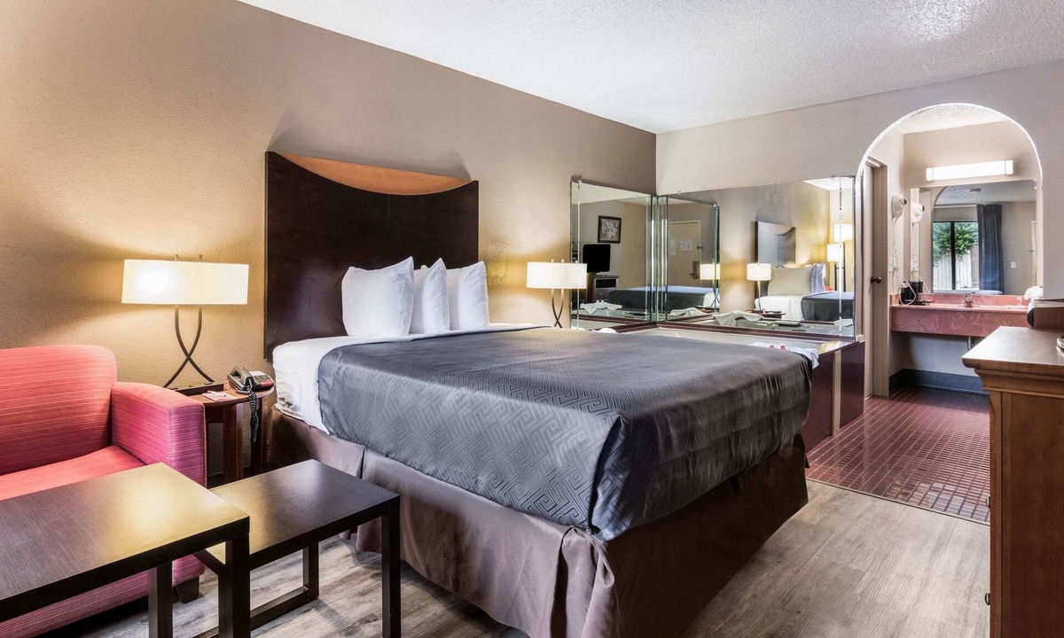 Gainesville Hotel | Econo Lodge Gainesville Downtown Area