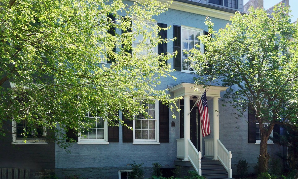 South Main Street House | Elegant 3 FL 5 BR Row House in Geneva/FLX Walk to HWS, Seneca Lake, Downtown