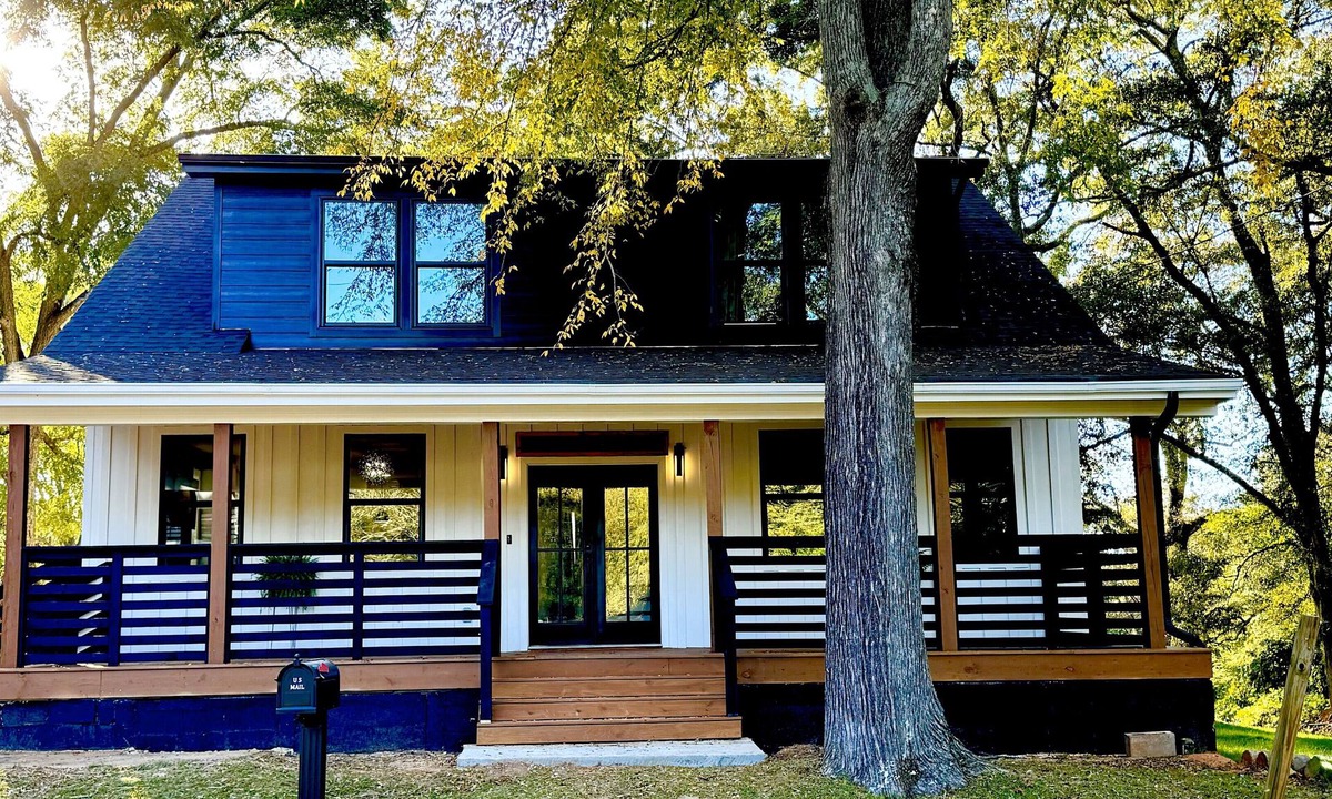 Covington Mill House | Epic Retreat at Mystic Falls-5 bd 3.5 BA-1 Mile from the Square & Clocktower