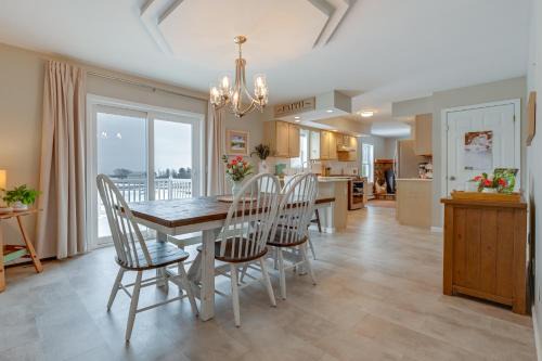 Town of Reading House | Explore + Relax: Gem Near Watkins State Park Gorge
