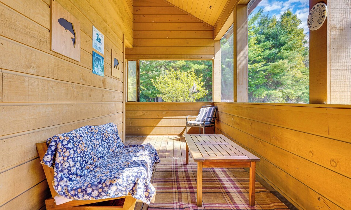 Chestertown Cabin | Family-Friendly 3BR Lodge — Summer Lake Days, Beach Access & Screened Patio