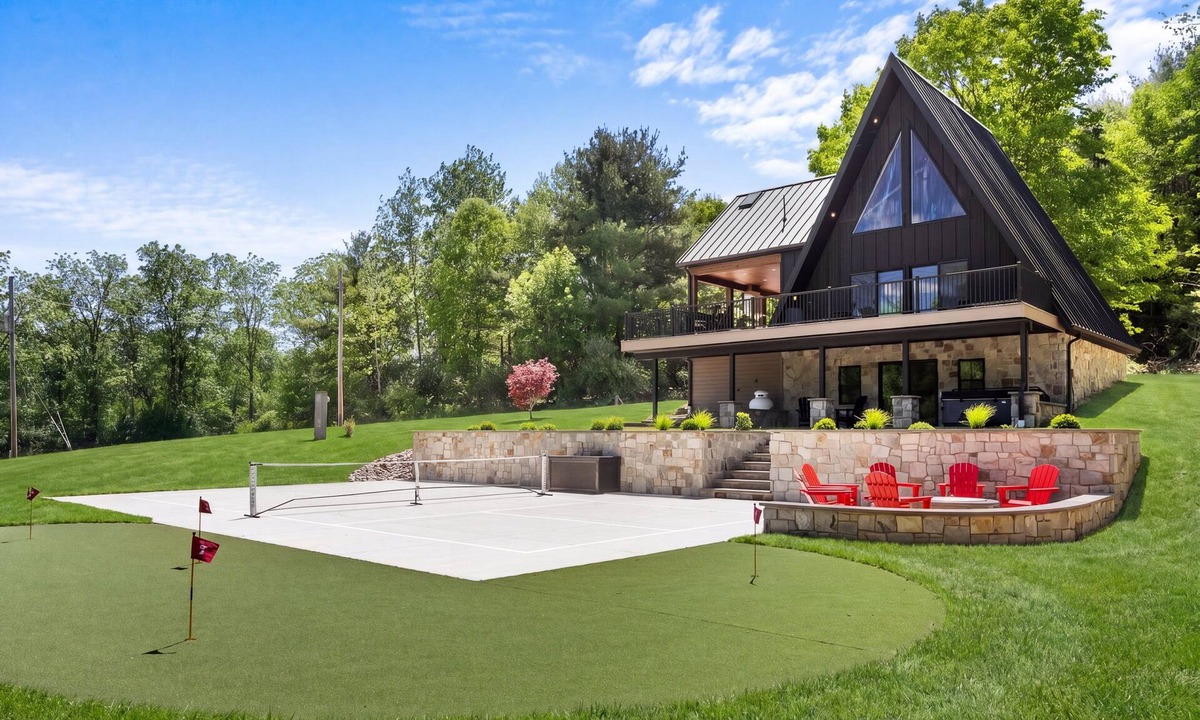 Valois Cabin | Fernwood: modern cabin with hot tub, putting green, pickleball