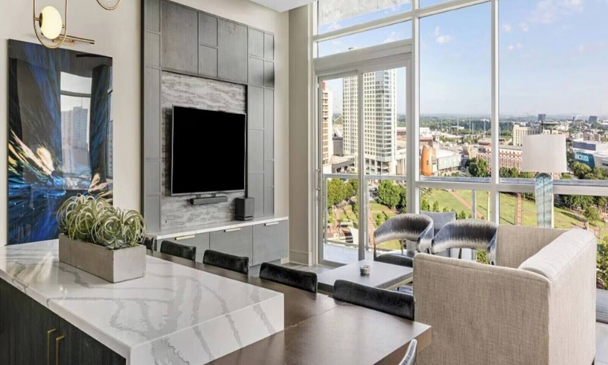 Luckie-Marietta District Apartment | FIFA Luxury 1BR Pres Suite – Walk to Stadium – Parking – Sleeps 4