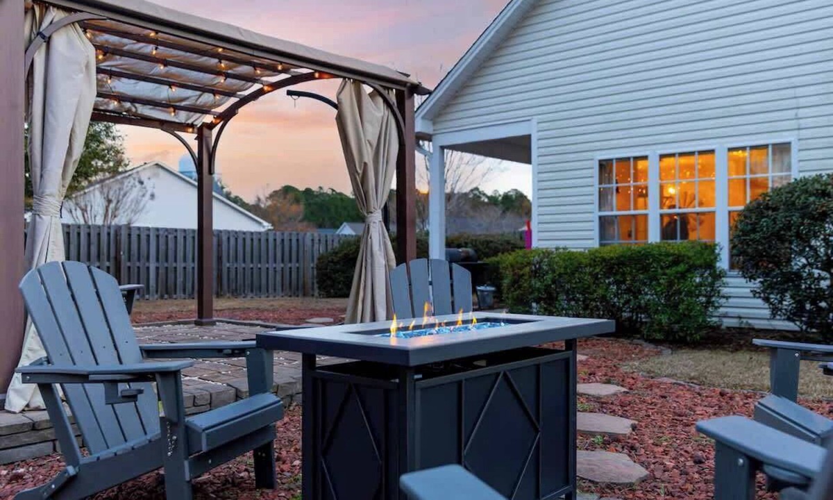 Murraysville House | Fire Pit Retreat · Games · Beach & Downtown