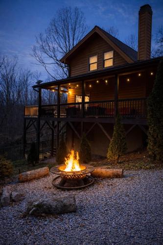 Vein Mountain House | Fox Lake Cabin Retreat! Hot Tub, Games, Fire Pit, Sleeps 8