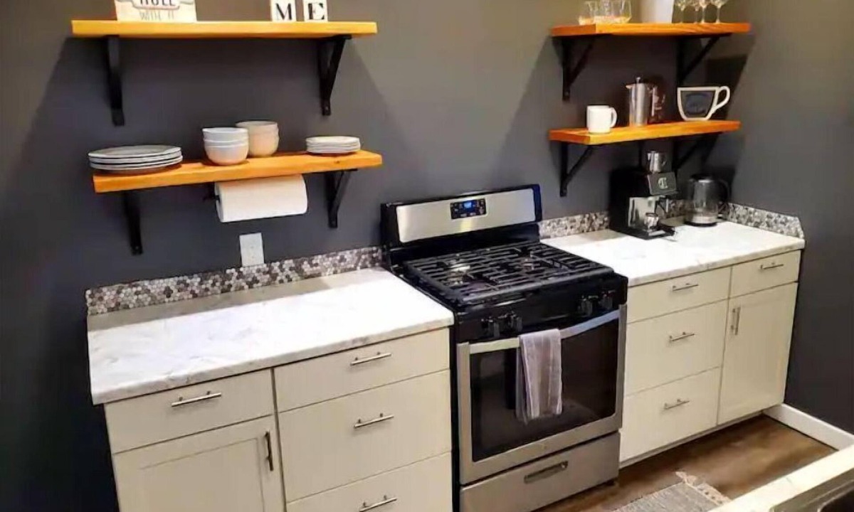 Grand Rapids Apartment | Full open concept cozy apt- 5 mins from D.T. GR