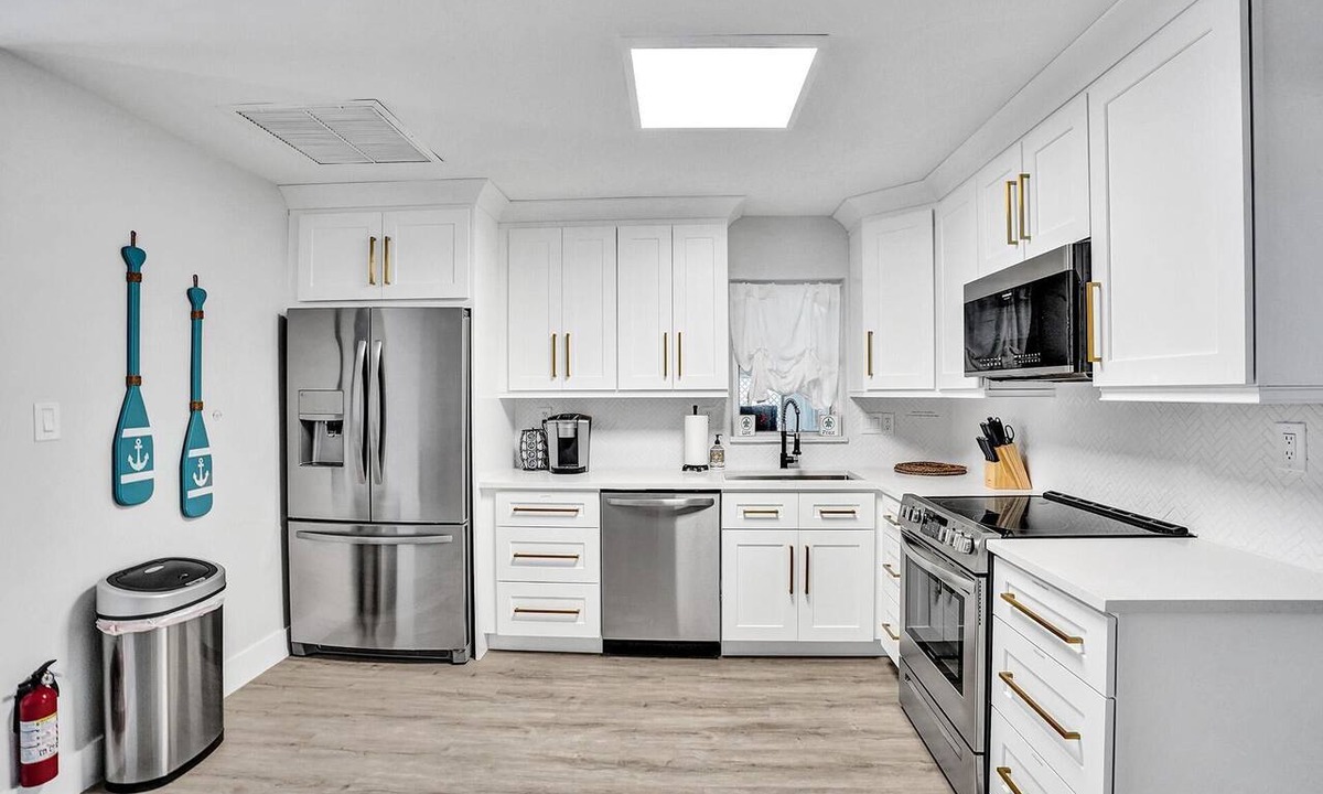 Deerfield Beach House | Fully renovated*2 Blocks to Beach*Walk to Shops*Yard*2 Bedroom
