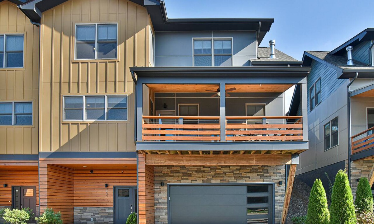 Woodfin House | Getaway: Walking distance to Reynolds Village with Gorgeous Mountain Views!