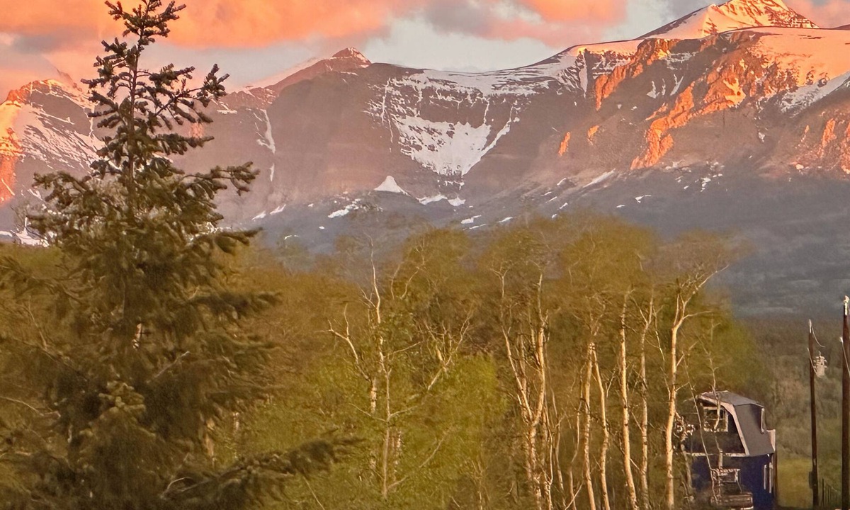 Babb Cabin | Glacier Summit - A Modern Villa Surrounded by the Forest, Wildlife & Rockies.
