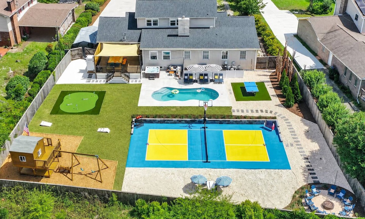 Wilmington House | Heated Pool, Hot Tub, Pickleball & B-Ball/10 Min to Beach/Sleeps 20