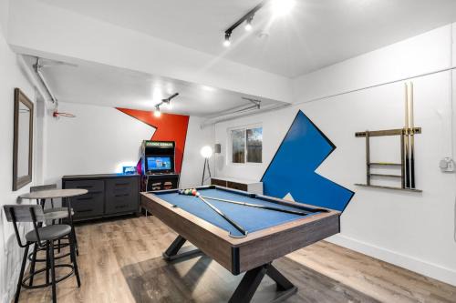 Imperial Point House | Heated Pool Villa with Mini Golf & Game Room Fort Lauderdale