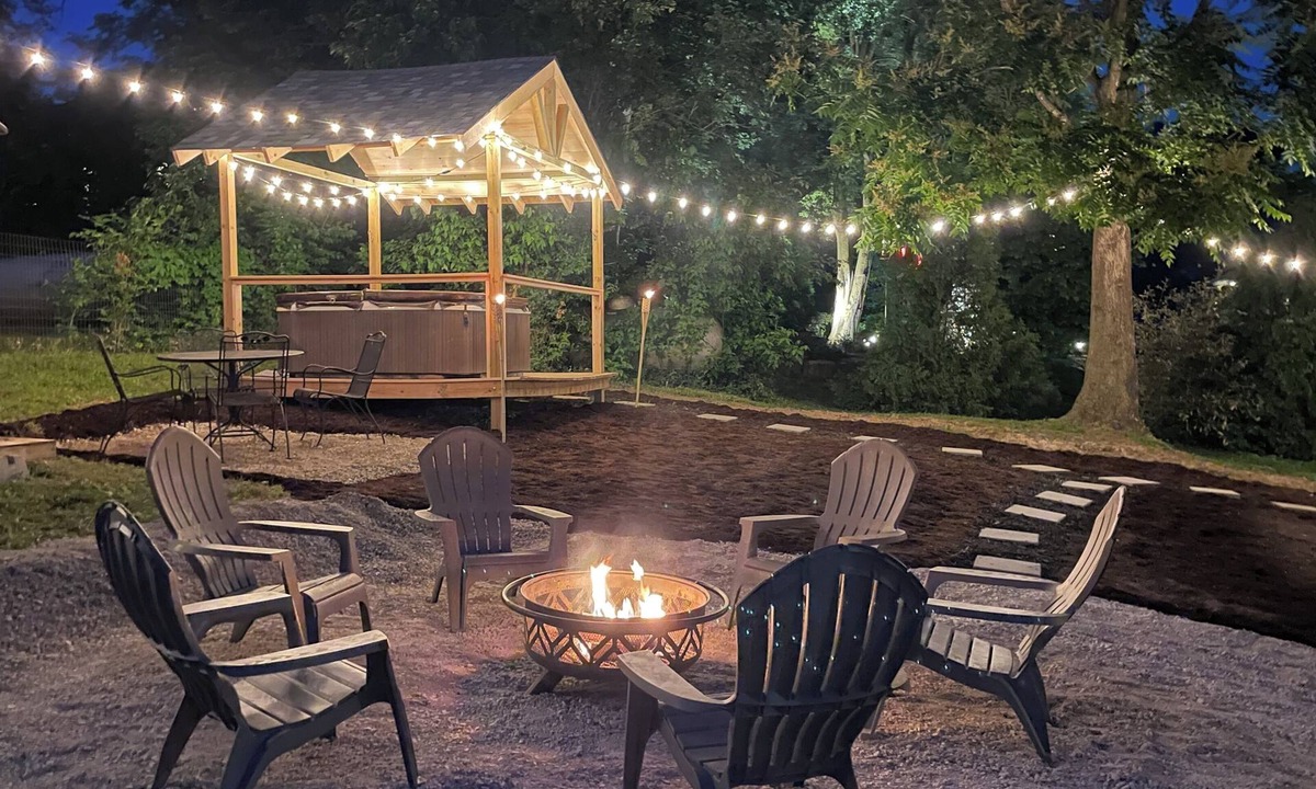 Augusta House | Historic Craftsman Hot Tub Walk to Wineries Katy Trail Dog Friendly