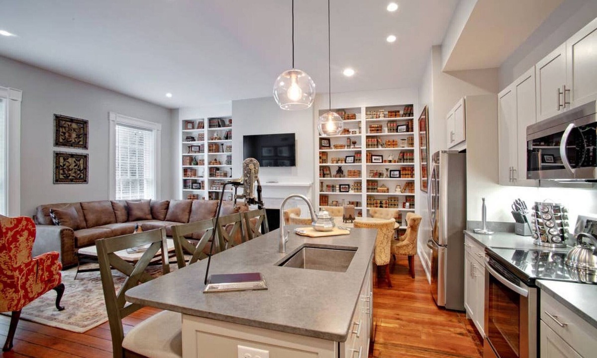 Historic District - North Villa | Historic Home 5 bedroom, 5 bath w/9 beds and 2 Parking spots
