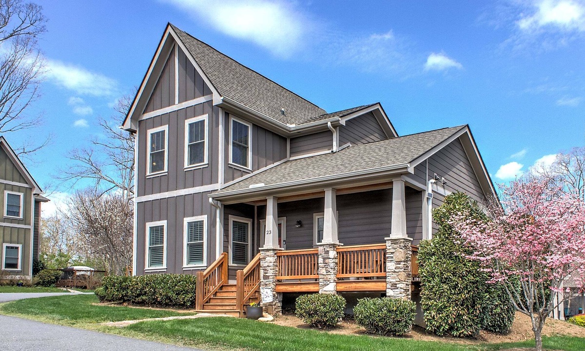 Oakley House | Home Near Biltmore Estate | Pet-Friendly 3BR (30-Night Minimum + Year-Long Lease Option)