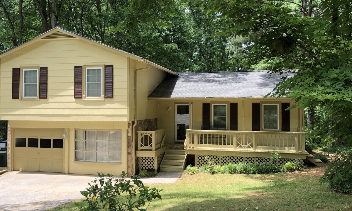 Lilburn House | Home Near Stone Mountain Park Minutes to Atlanta and FIFA.