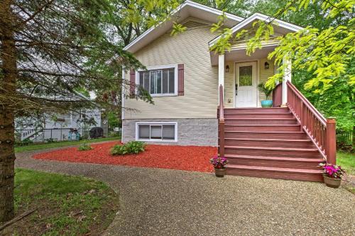 Union Pier House | Hot Tub, Deck & Backyard: Cozy Union Pier House!