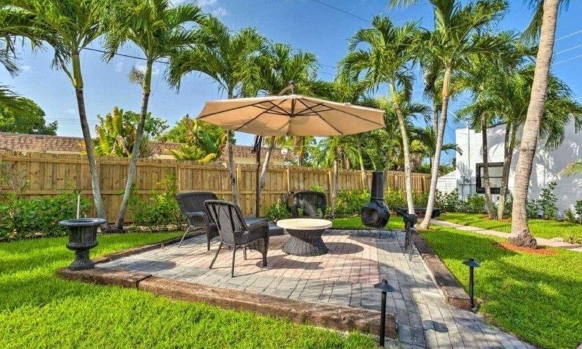 Boynton Beach House | Huge Mini-Resort w/Pool, Tiki Bar - Near Beach