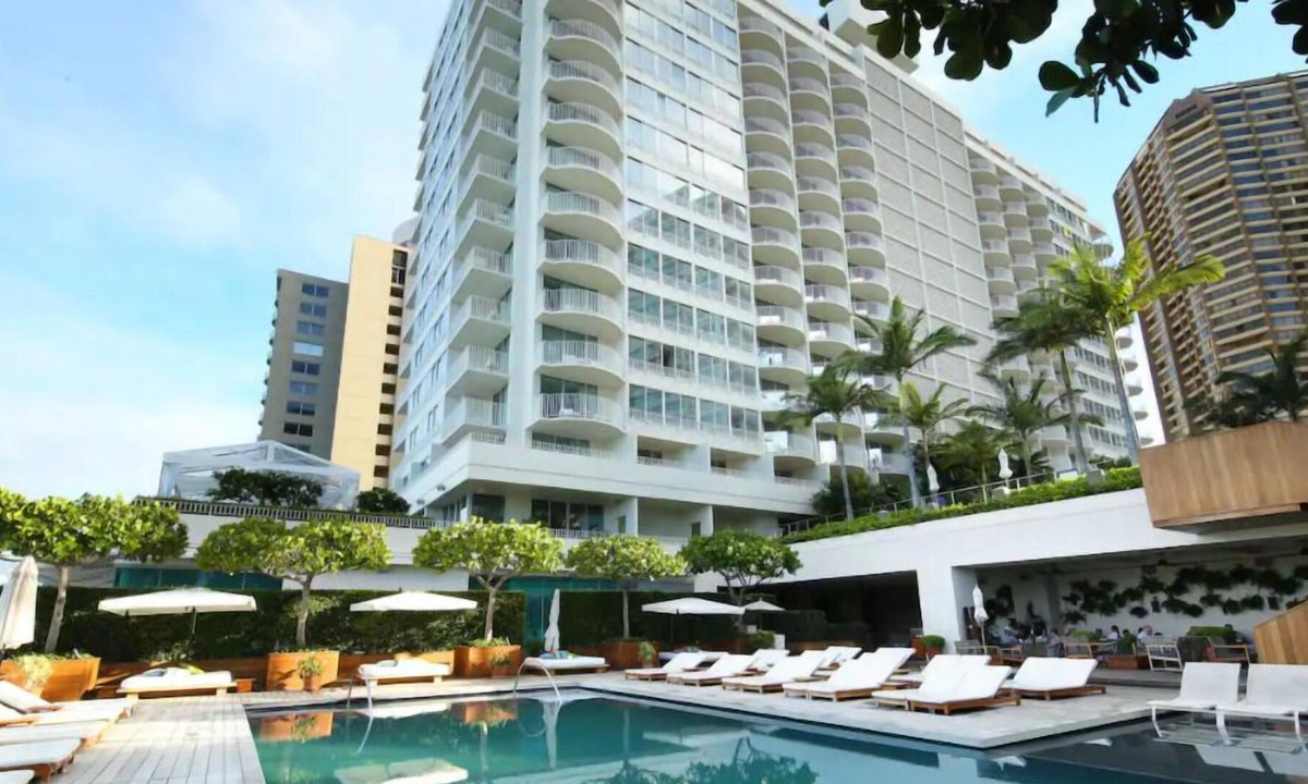Waikiki Resort | Island Getaway! 4 Spacious Units, Pools, Bar