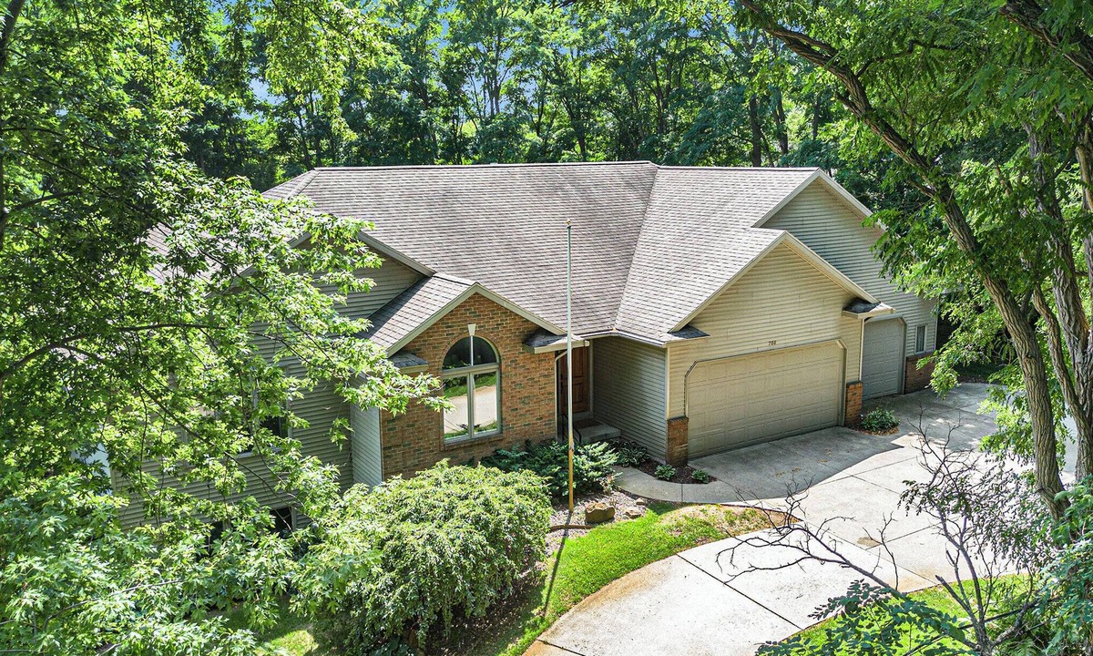 Grandville House | Jackson Woods: Explore Michigan This Summer from a Luxe Base