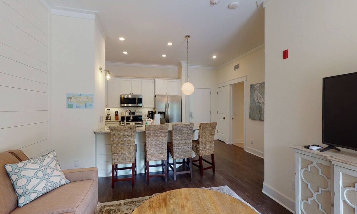 King City Condo | King one-bedroom condo w/pool in the SSI Village area Unit 2301