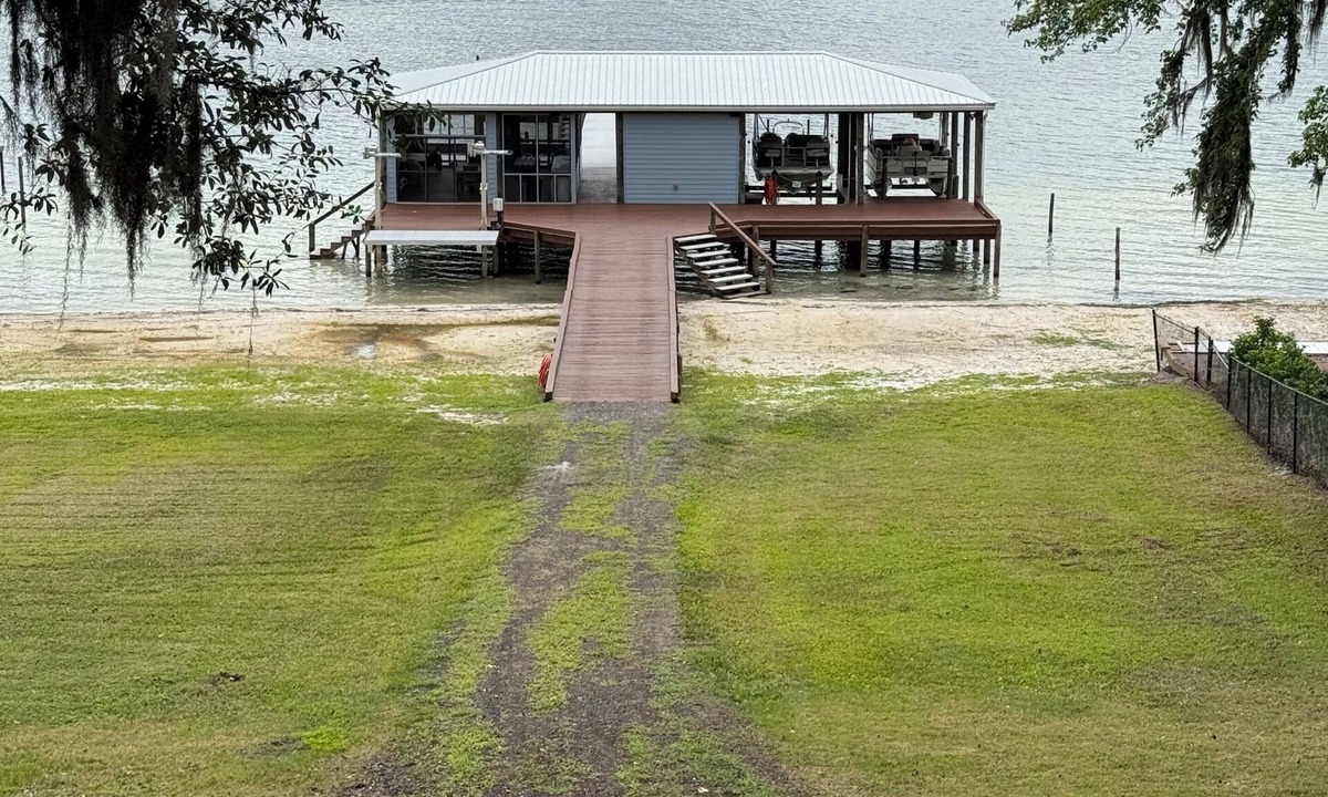 Starke House | Kingsley Lake home 3/2.5 sleeps 11 with large private beach and dock