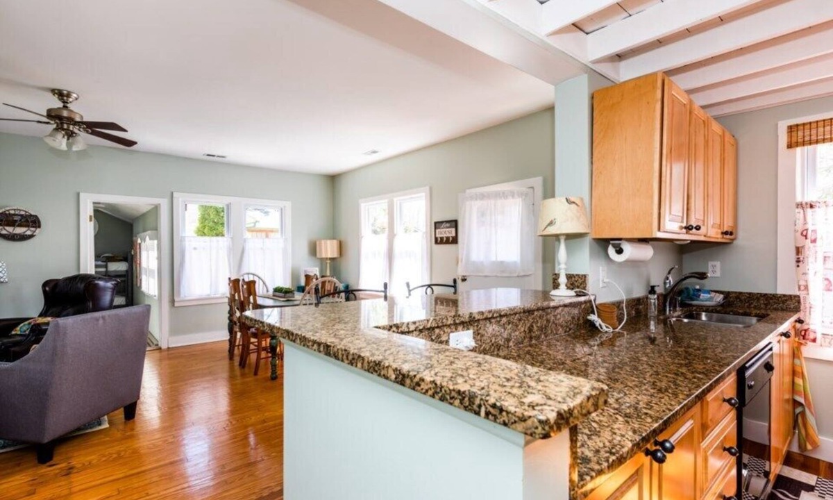 Union Pier House | Lake Escape - Private Hot Tub - Short Walk to Beautiful Berrien Street Beach 🏖️☀️😎